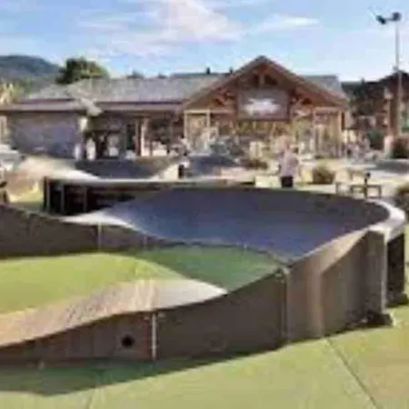 Les Grizzlis Sur Les Pistes Piscine Tennis Petanque. Les Gets
