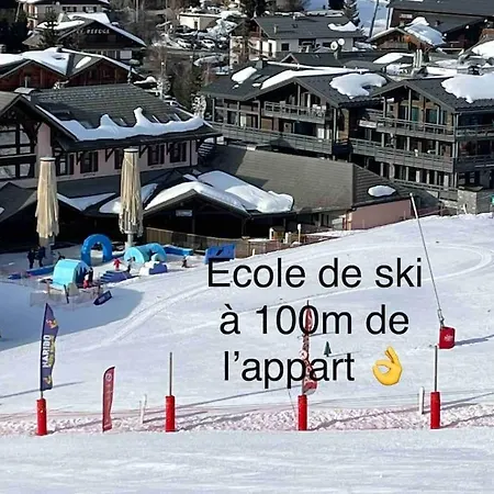 Les Grizzlis Sur Les Pistes Piscine Tennis Petanque. Les Gets